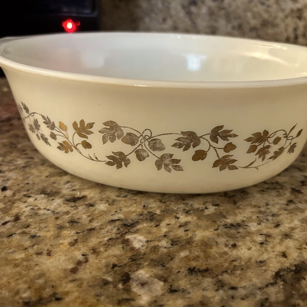 Gold Vintage Pyrex
Neutral/off white cream background with golden leaves